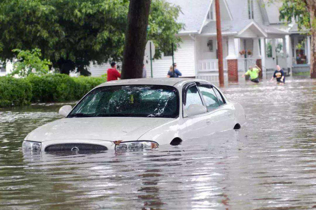 車被暴雨淹了