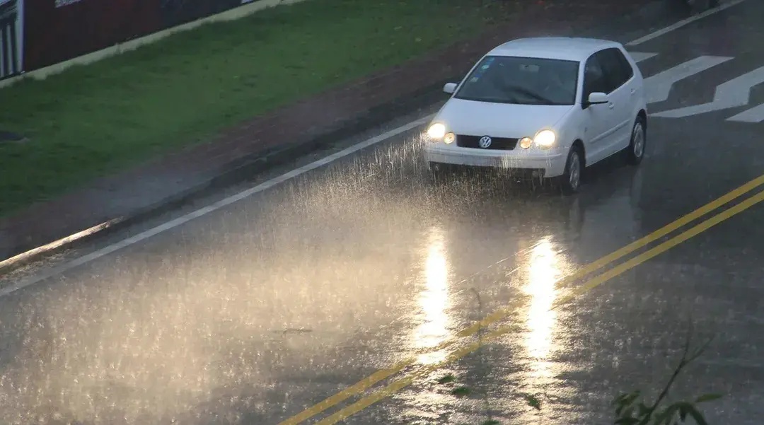 雨霧天氣行車