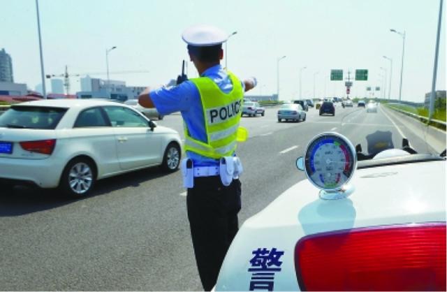 交警查車