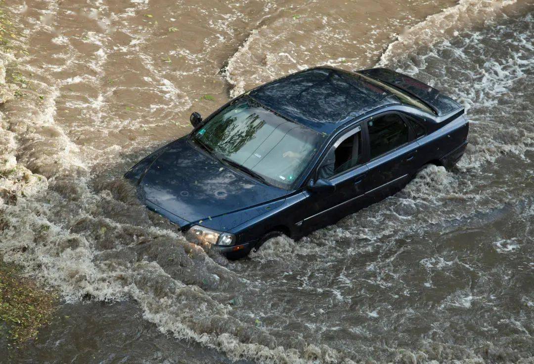 汽車泡水