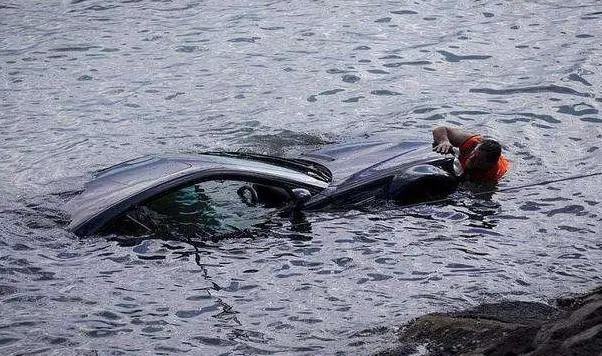 汽車墜河